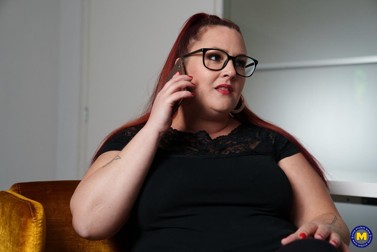 18P Amateur-BBW mit Brille Sabine neckt mit ihrem sexy Dekolleté