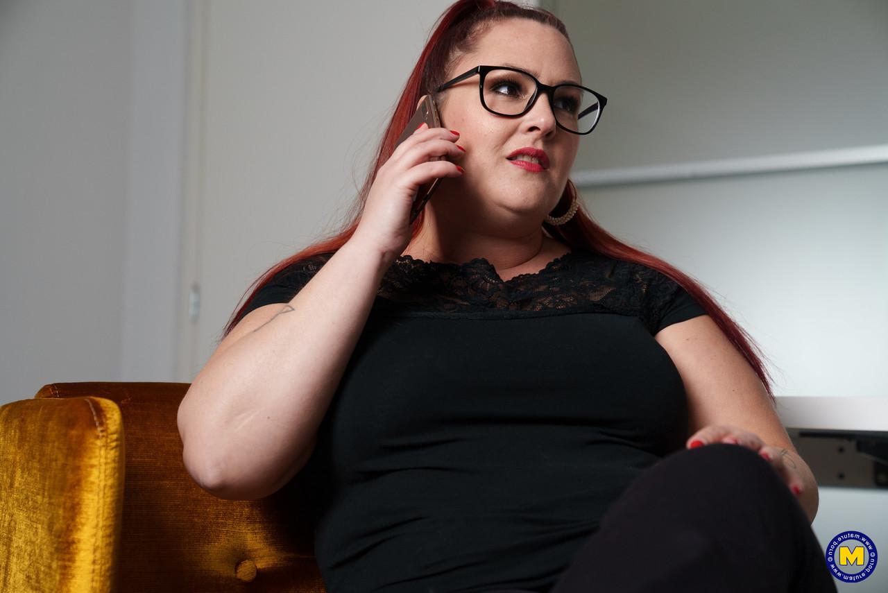 18P Amateur-BBW mit Brille Sabine neckt mit ihrem sexy Dekolleté