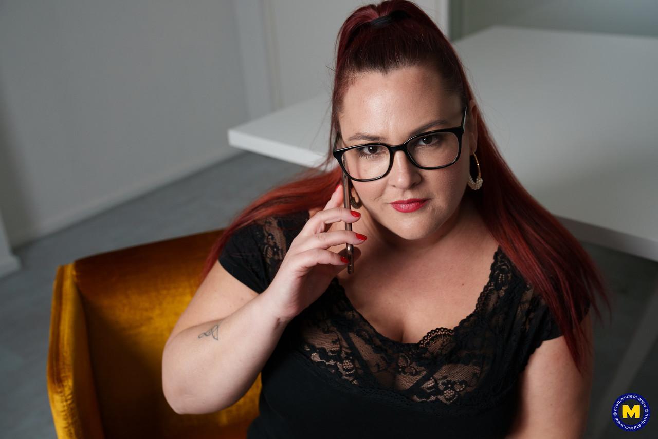 18P Amateur-BBW mit Brille Sabine neckt mit ihrem sexy Dekolleté
