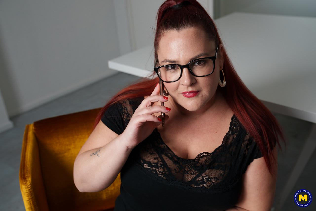 18P Amateur-BBW mit Brille Sabine neckt mit ihrem sexy Dekolleté