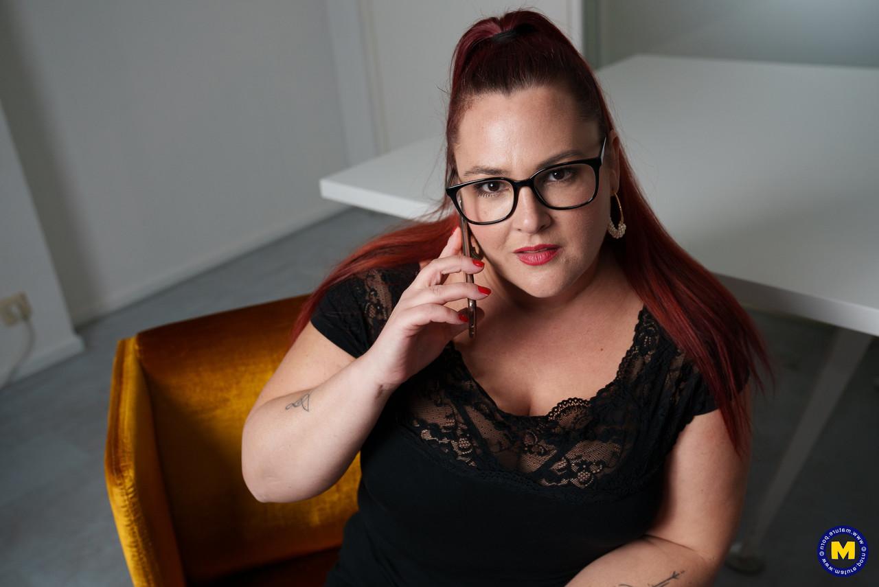 18P Amateur-BBW mit Brille Sabine neckt mit ihrem sexy Dekolleté