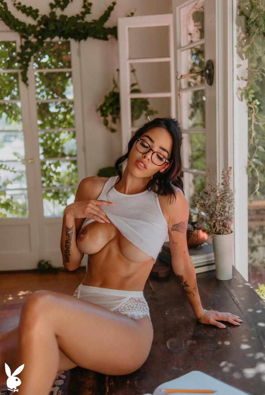 20P A morena pornstar Lily Andrews tira a roupa e mostra seu corpo bronzeado e cheio de curvas