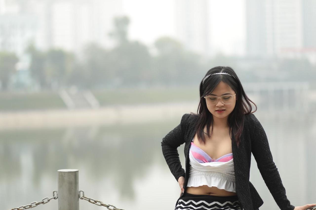 20P Linda garota asiática mostra seu decote e suas pernas sensuais ao ar livre