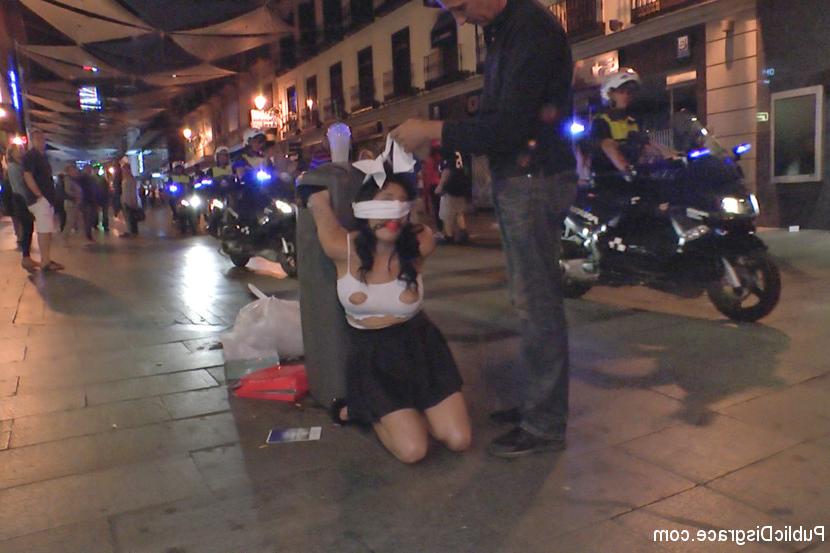 15P Chica de pelo oscuro es sometida a un juego de respiración antes de ser follada en público