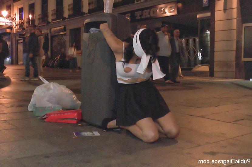 15P Chica de pelo oscuro es sometida a un juego de respiración antes de ser follada en público