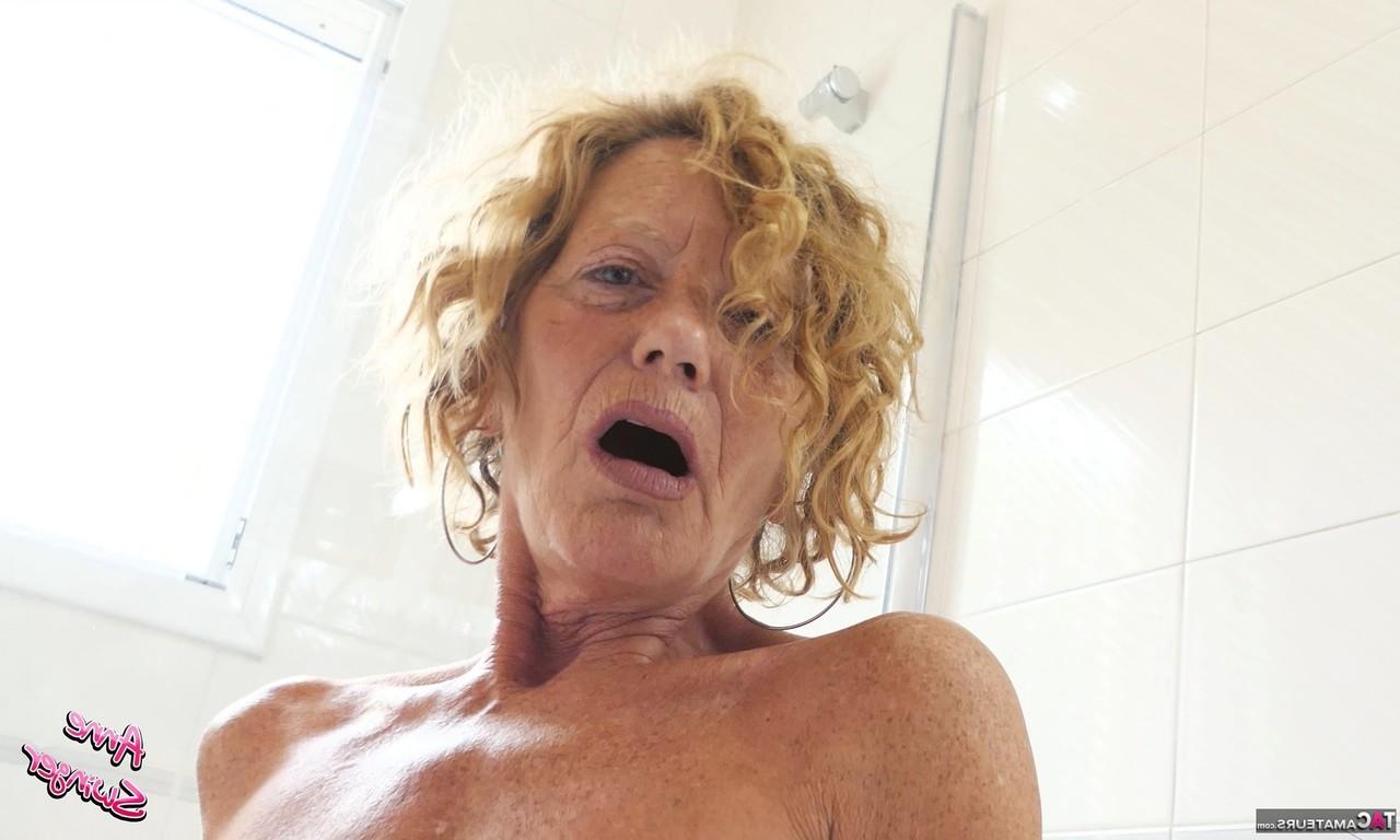 16P La abuela rubia Anne Swinger se mete un consolador en su coño afeitado en tacones