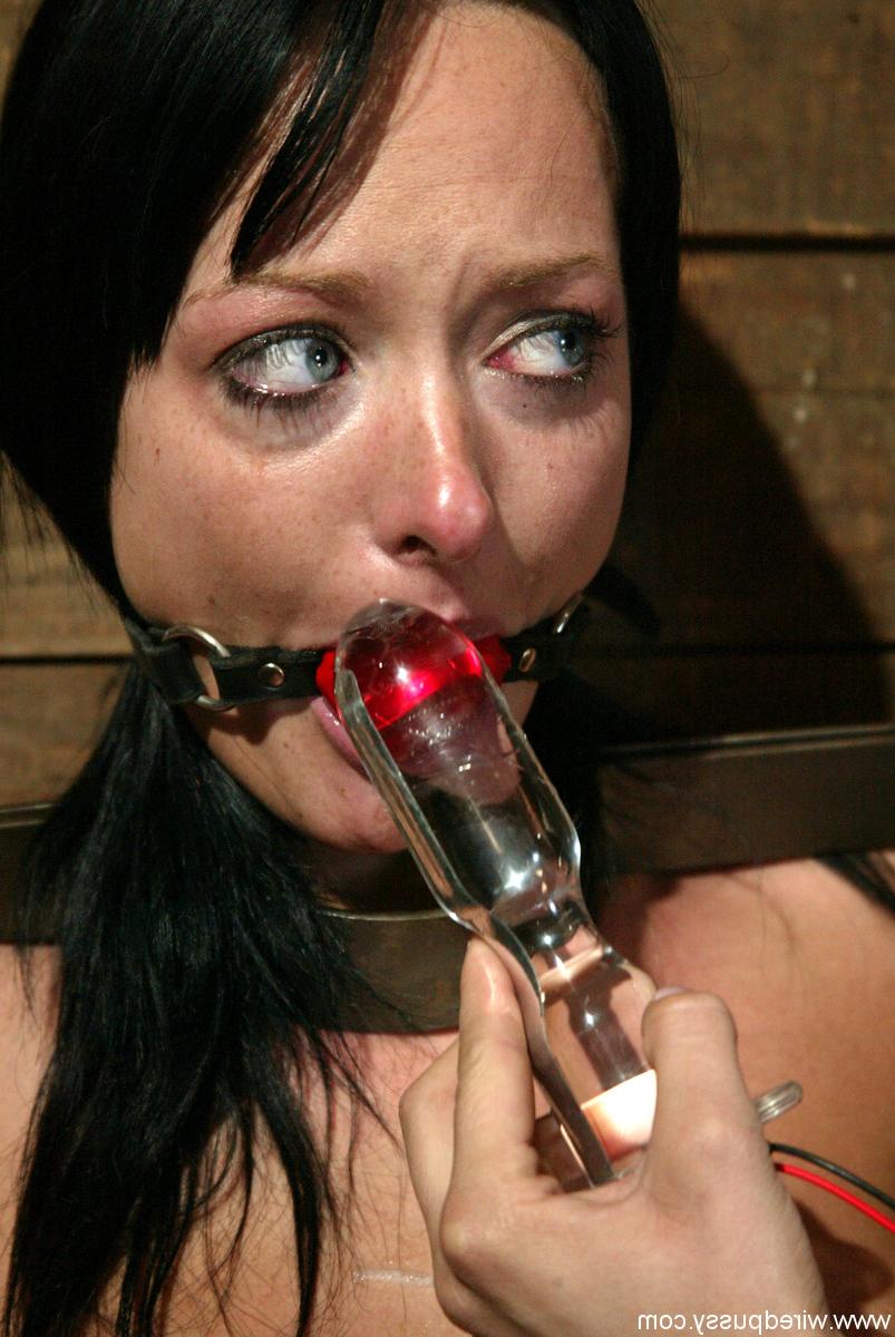 20P Die heiße Herrin Prinzessin Donna Dolore spielt in einer wilden Lezdom-Szene mit ihren Subs