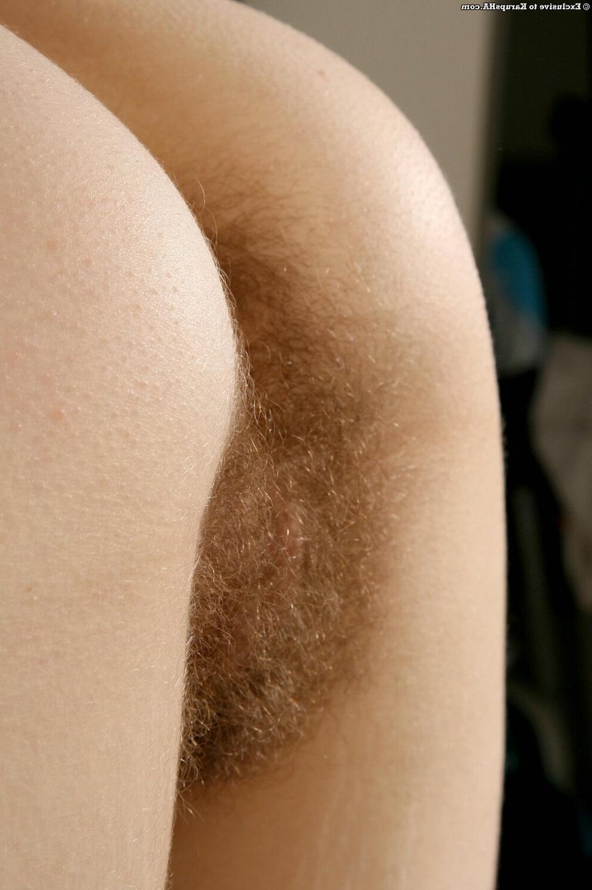 20P Die sexy Amateurin Scarlet 2 zeigt ihre schlaffen Titten und ihre haarige Muschi in der Küche