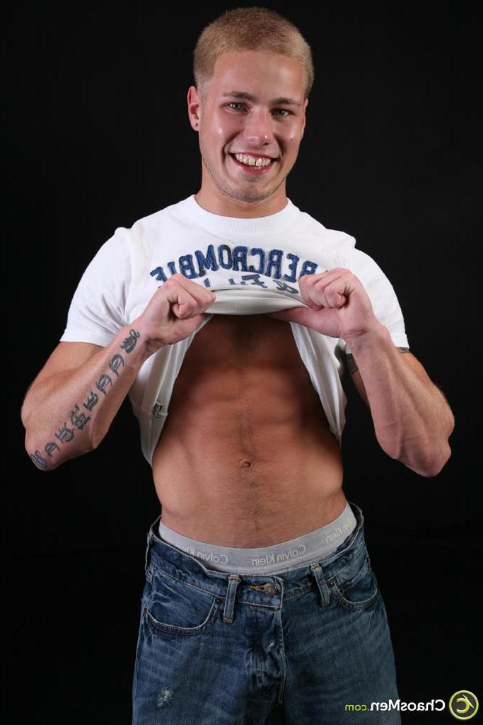 20P L'étalon gay blond Nash se déshabille et révèle ses abdominaux sexy et une bite bien dure