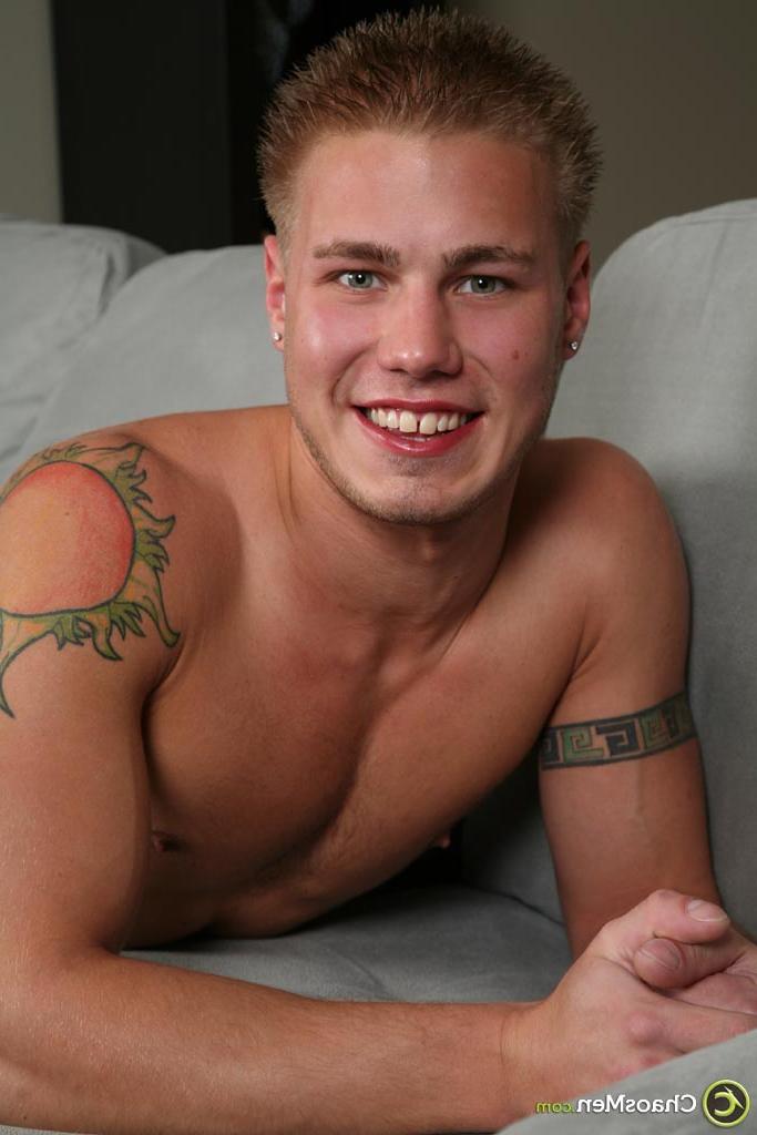 20P L'étalon gay blond Nash se déshabille et révèle ses abdominaux sexy et une bite bien dure