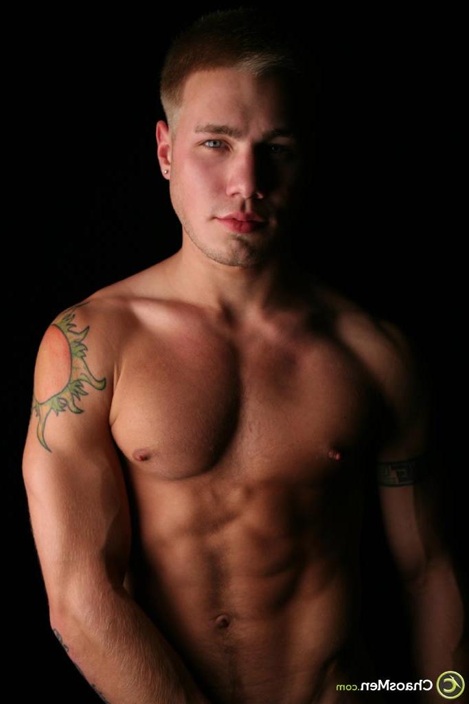 20P L'étalon gay blond Nash se déshabille et révèle ses abdominaux sexy et une bite bien dure