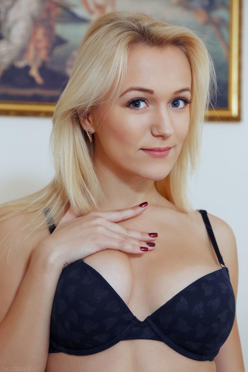 20P Glamorous Latvian doll Aislin flaunting her big tits & spreading her beaver