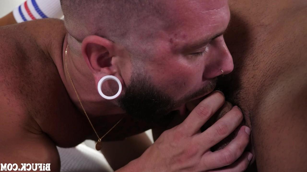20P La zorra tatuada Rocky Emerson enseña a dos hombres bisexuales en un trío MMF