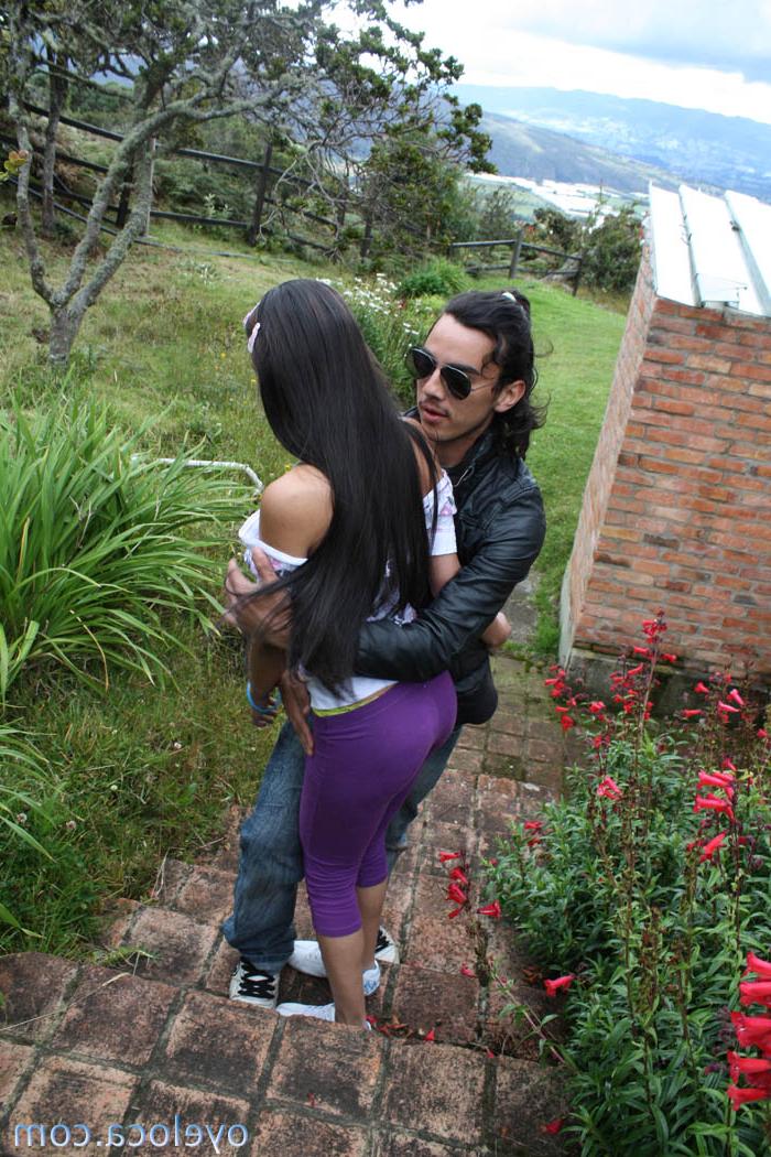 20P A gata pequena e magra Tami Fabiana tem um pouco de creme no rosto lindo