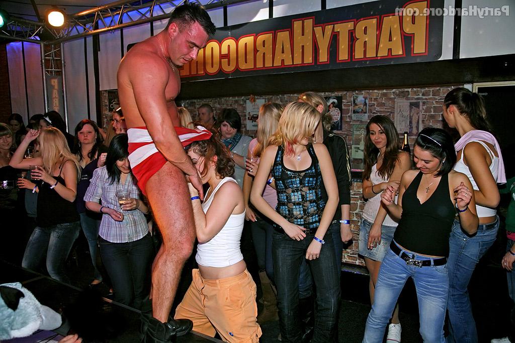 16P De superbes salopes amateurs montrent leurs talents de pipe lors d'une soirée sexe