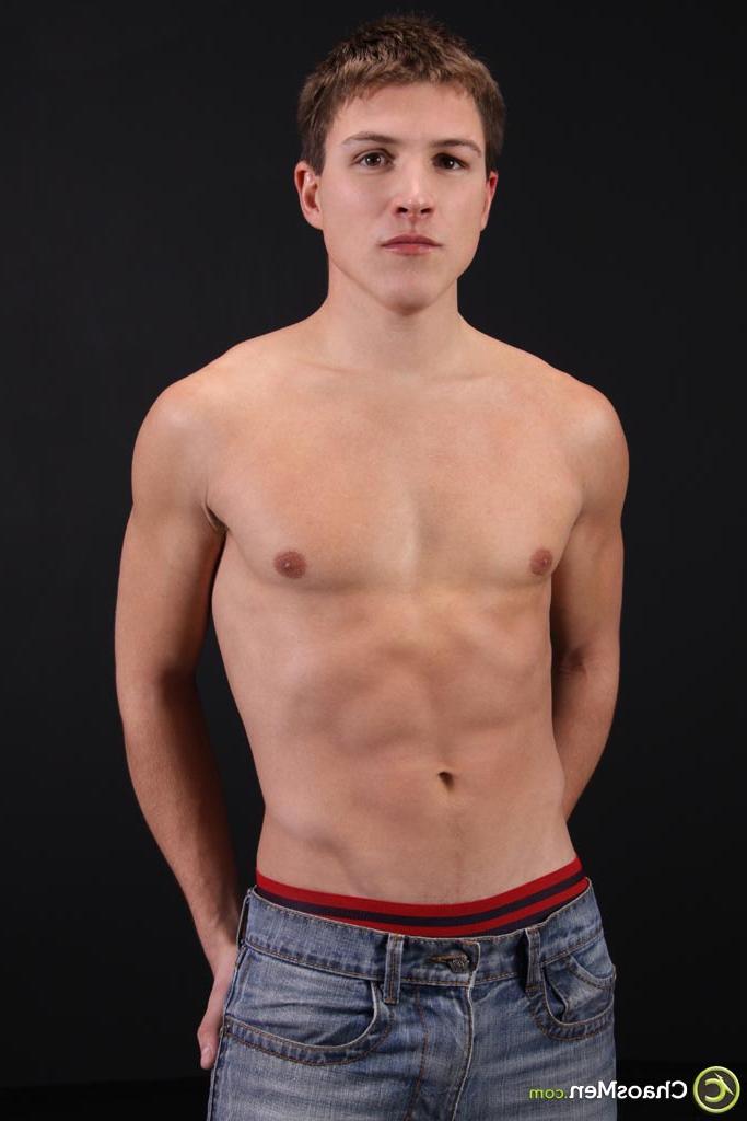 20P El chico gay caucásico Gregory se desnuda y muestra su pene duro como una roca