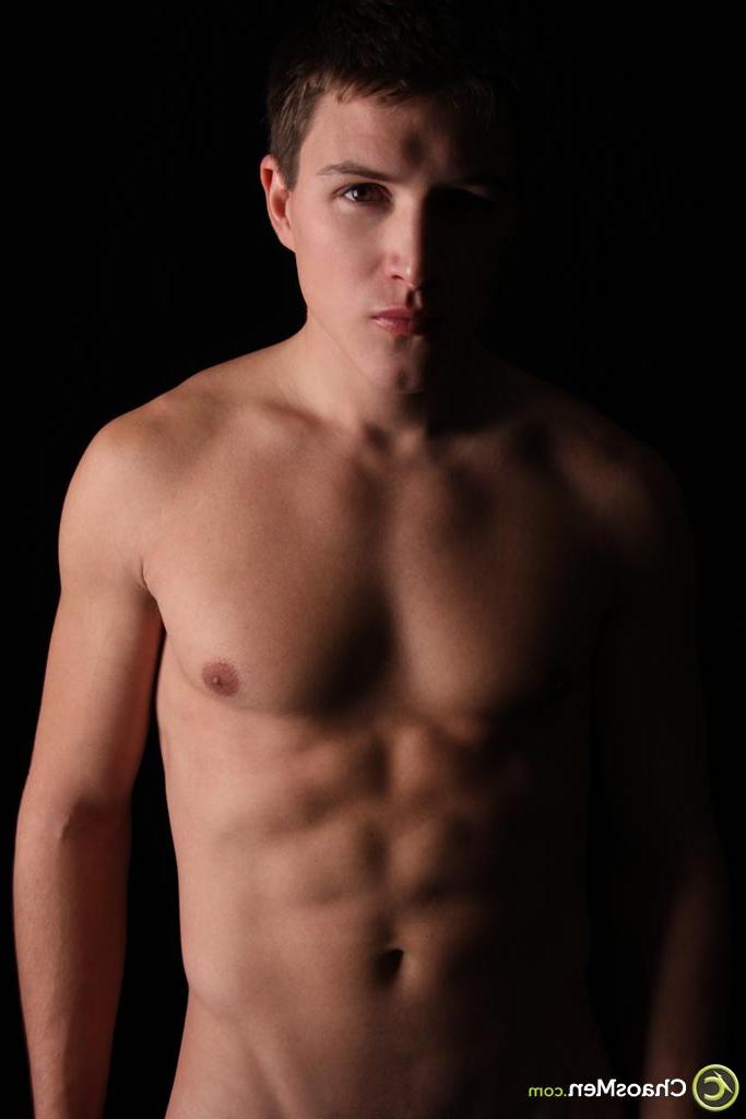 20P El chico gay caucásico Gregory se desnuda y muestra su pene duro como una roca