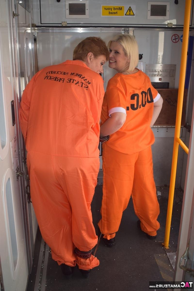 16P Female inmates work free of prison clothing while being transported