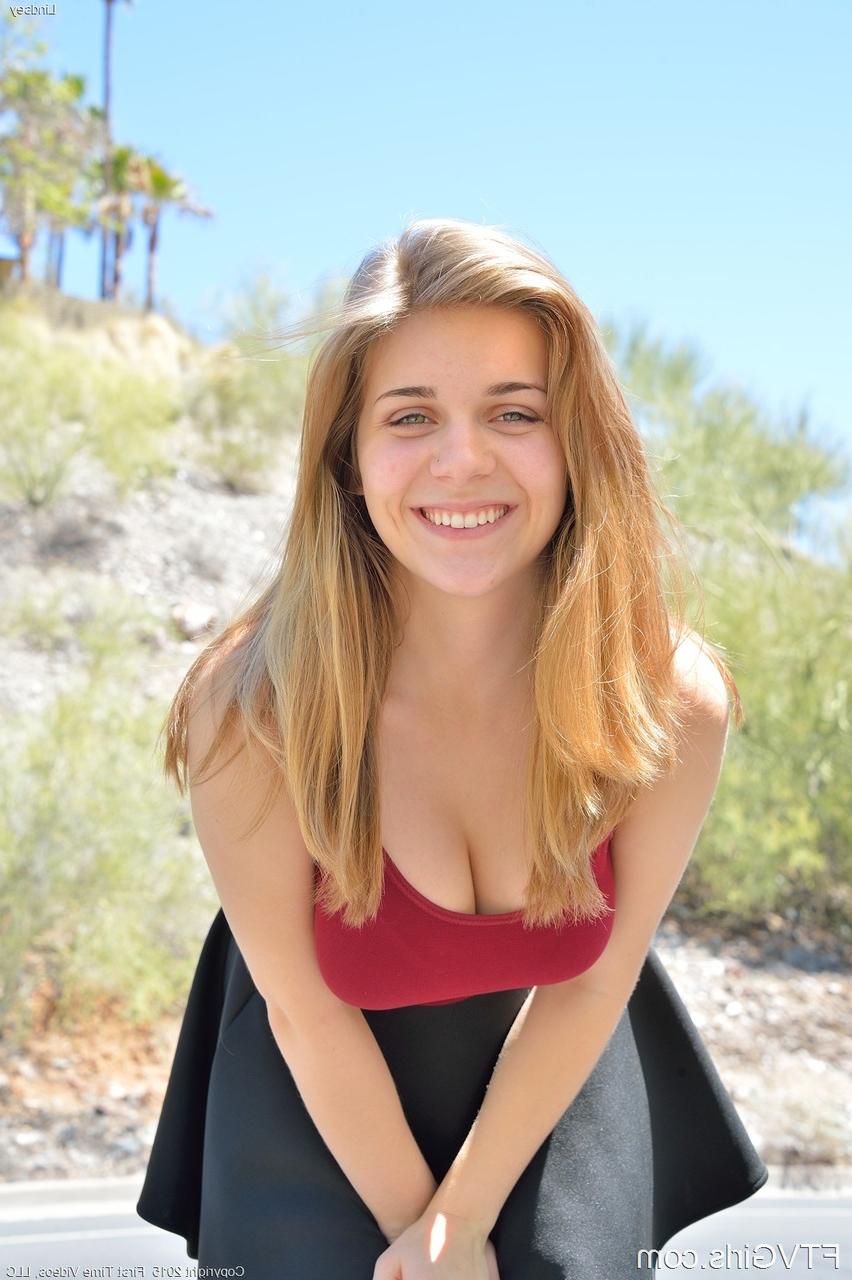 20P Lindsey, beauté amateur sans culotte, se déshabille et fait du jogging nue en public.