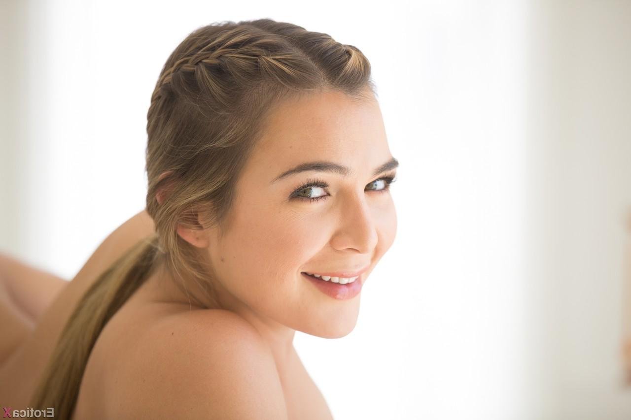 20P A adolescente sexy Blair Williams expõe seu fantástico corpo natural em uma mesa de massagem