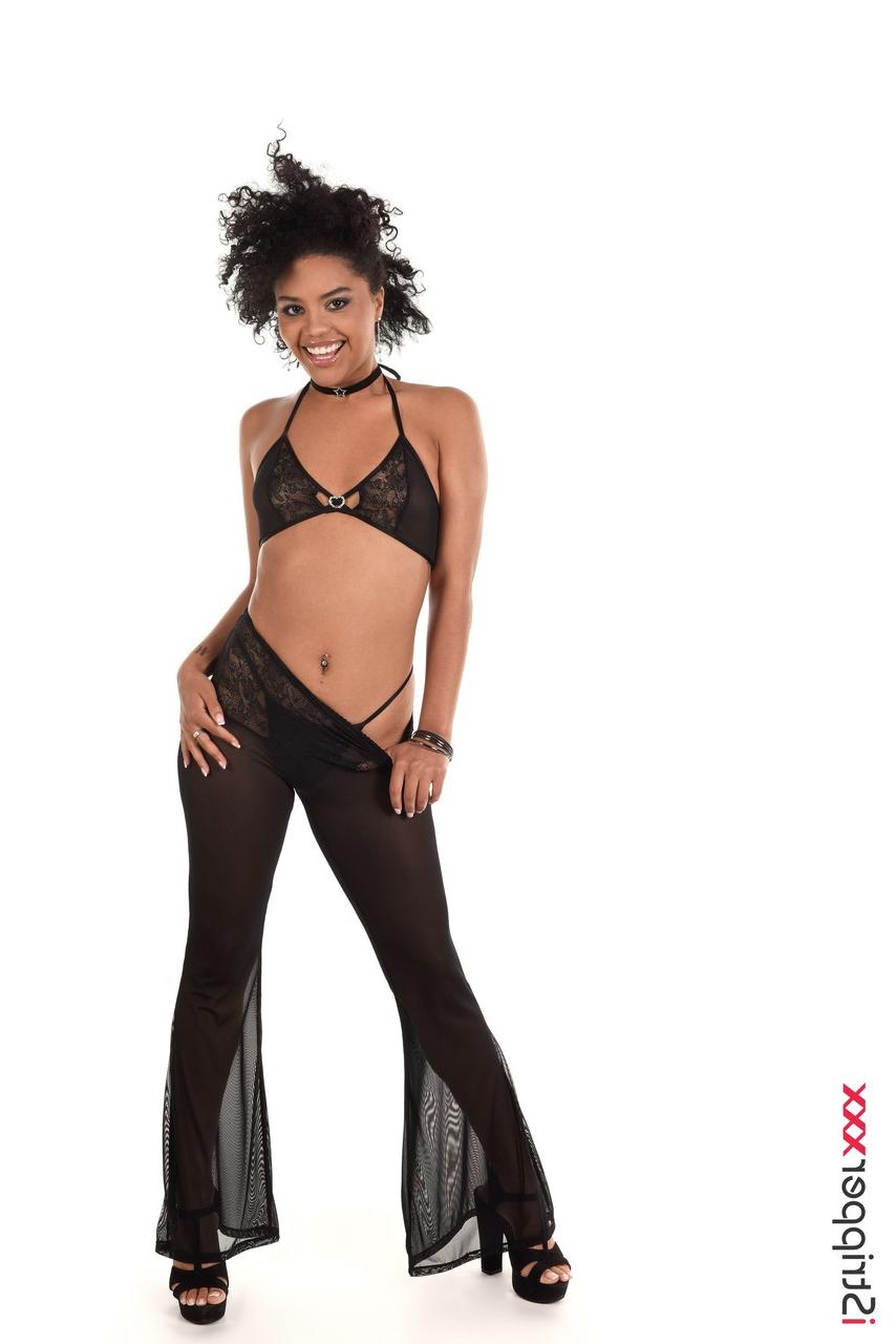 15P La brésilienne sexy Selva Lapiedra se met nue avant de jouer avec un gode.