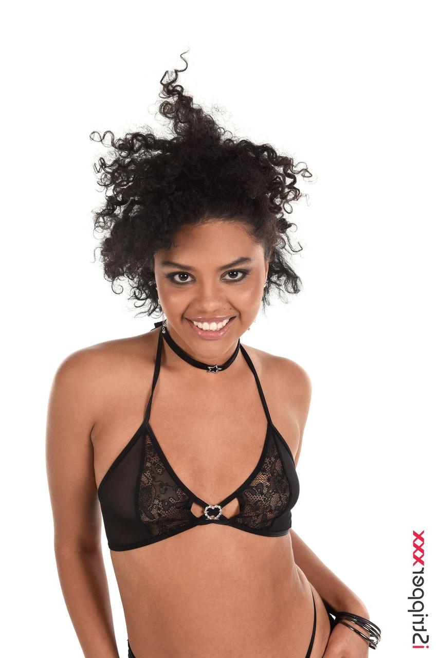15P La brésilienne sexy Selva Lapiedra se met nue avant de jouer avec un gode.