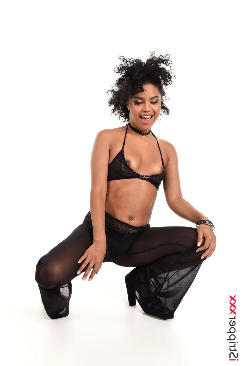 15P La brésilienne sexy Selva Lapiedra se met nue avant de jouer avec un gode.