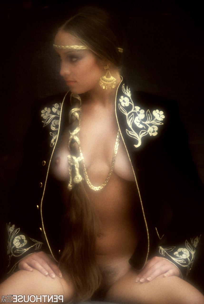 17P Die brünette Schönheit Lari Jones zeigt ihre leckere haarige Fotze im Solo-Posing