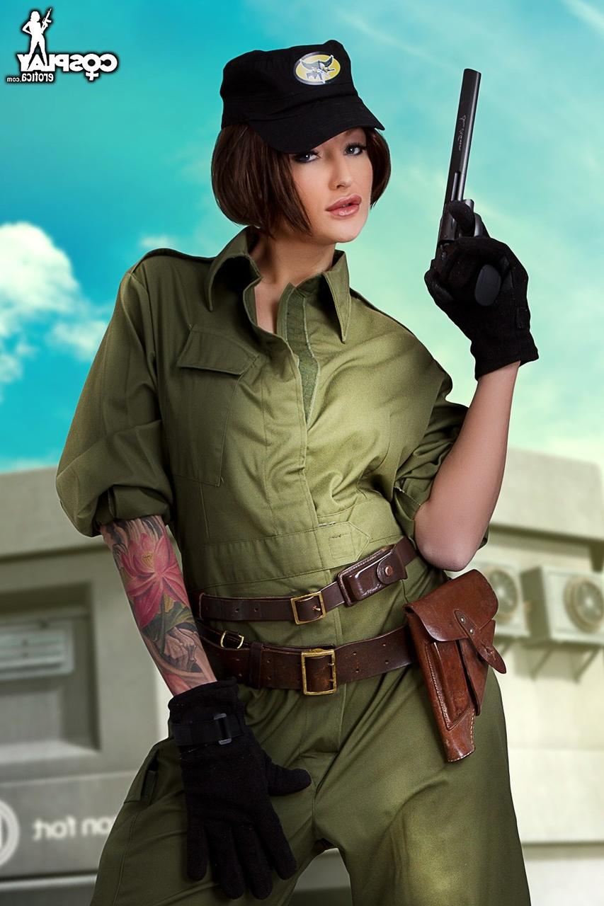 12P Une cosplayeuse révèle son dos tatoué et son superbe corps lors d'une action en solo