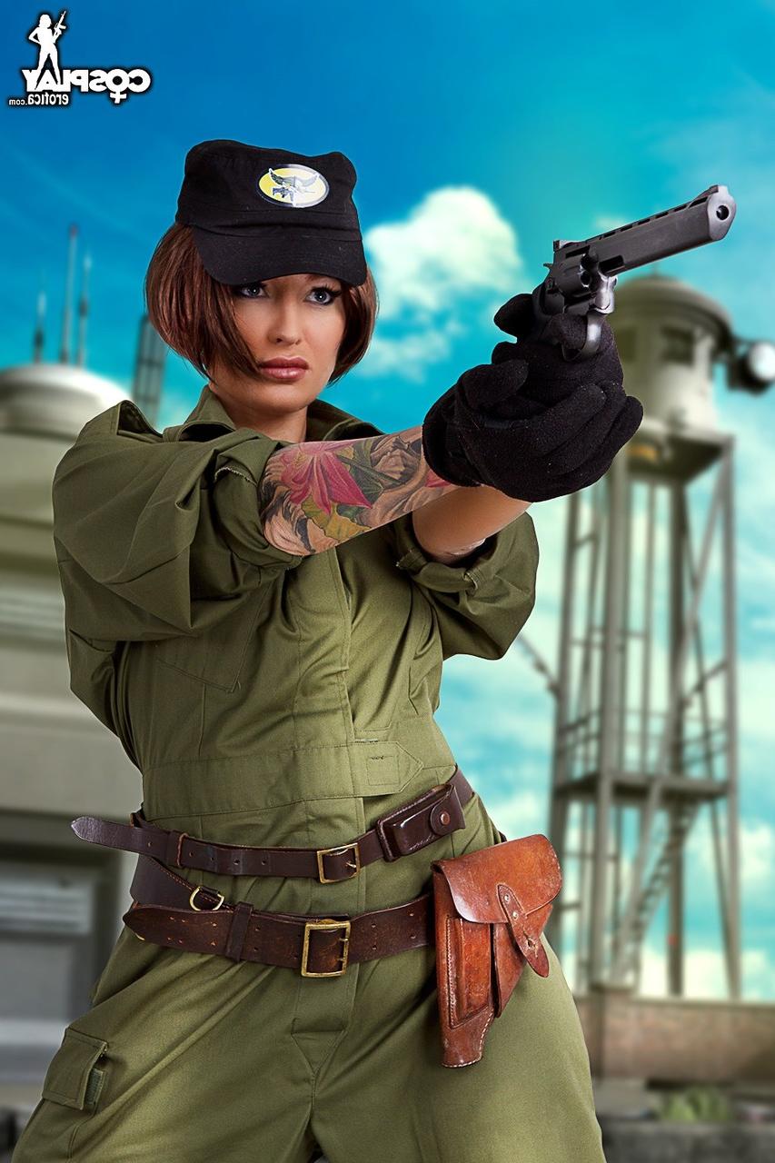 12P Une cosplayeuse révèle son dos tatoué et son superbe corps lors d'une action en solo