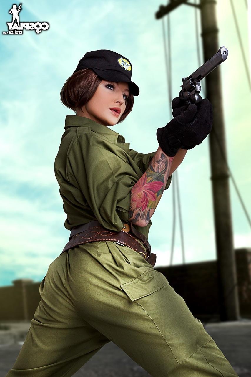 12P Une cosplayeuse révèle son dos tatoué et son superbe corps lors d'une action en solo