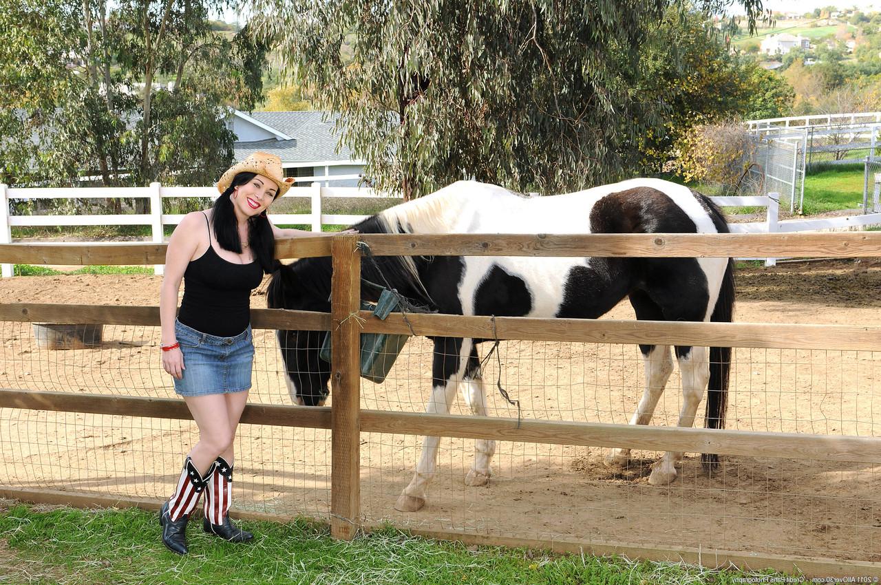 20P Cowgirl madura RayVeness tira e mostra seus peitos grandes e bunda no rancho