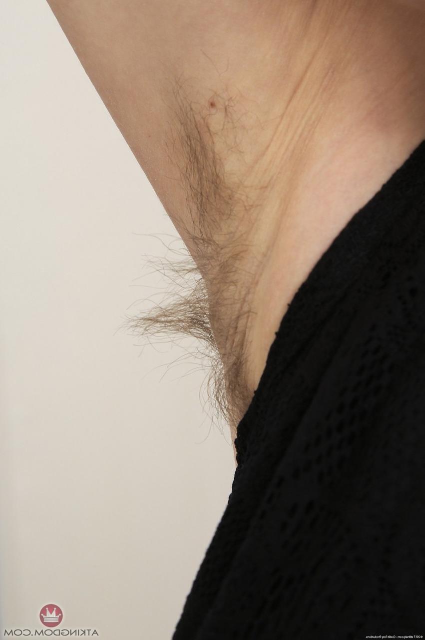 20P Amateur-Babe mit behaarten Achseln Margaret enthüllt ihre Möse und posiert