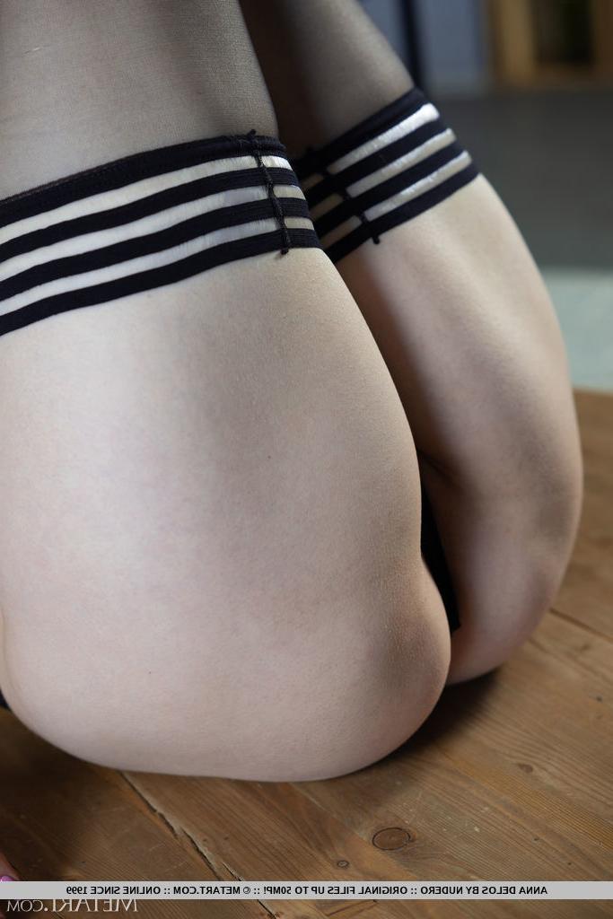 18P La joven de pelo rubio rizado anna delos se desnuda en medias y tacones
