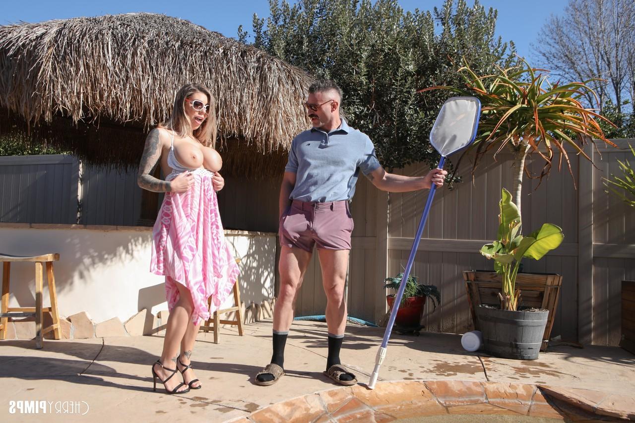 20P Die tätowierte Amerikanerin Karma Rx lässt sich von einem Poolboy in den Muff und die großen Titten ficken