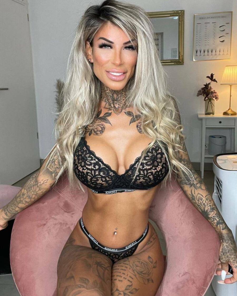 16P Impresionante nena delgada con tatuajes posa en atractiva lencería de encaje