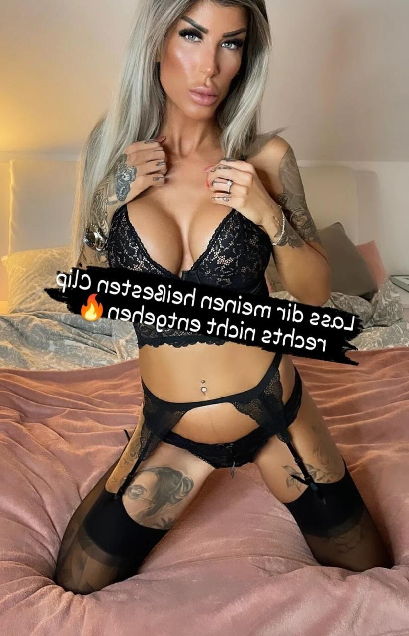 16P Impresionante nena delgada con tatuajes posa en atractiva lencería de encaje