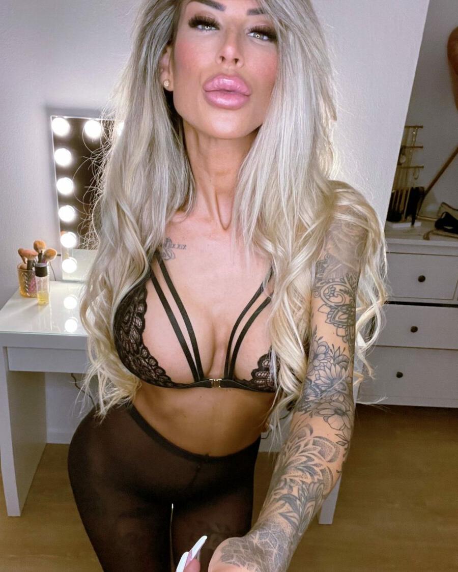 16P Impresionante nena delgada con tatuajes posa en atractiva lencería de encaje
