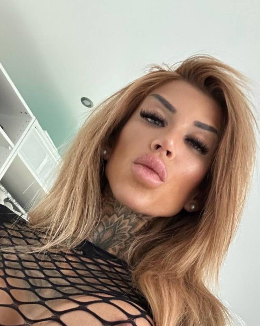 16P Impresionante nena delgada con tatuajes posa en atractiva lencería de encaje