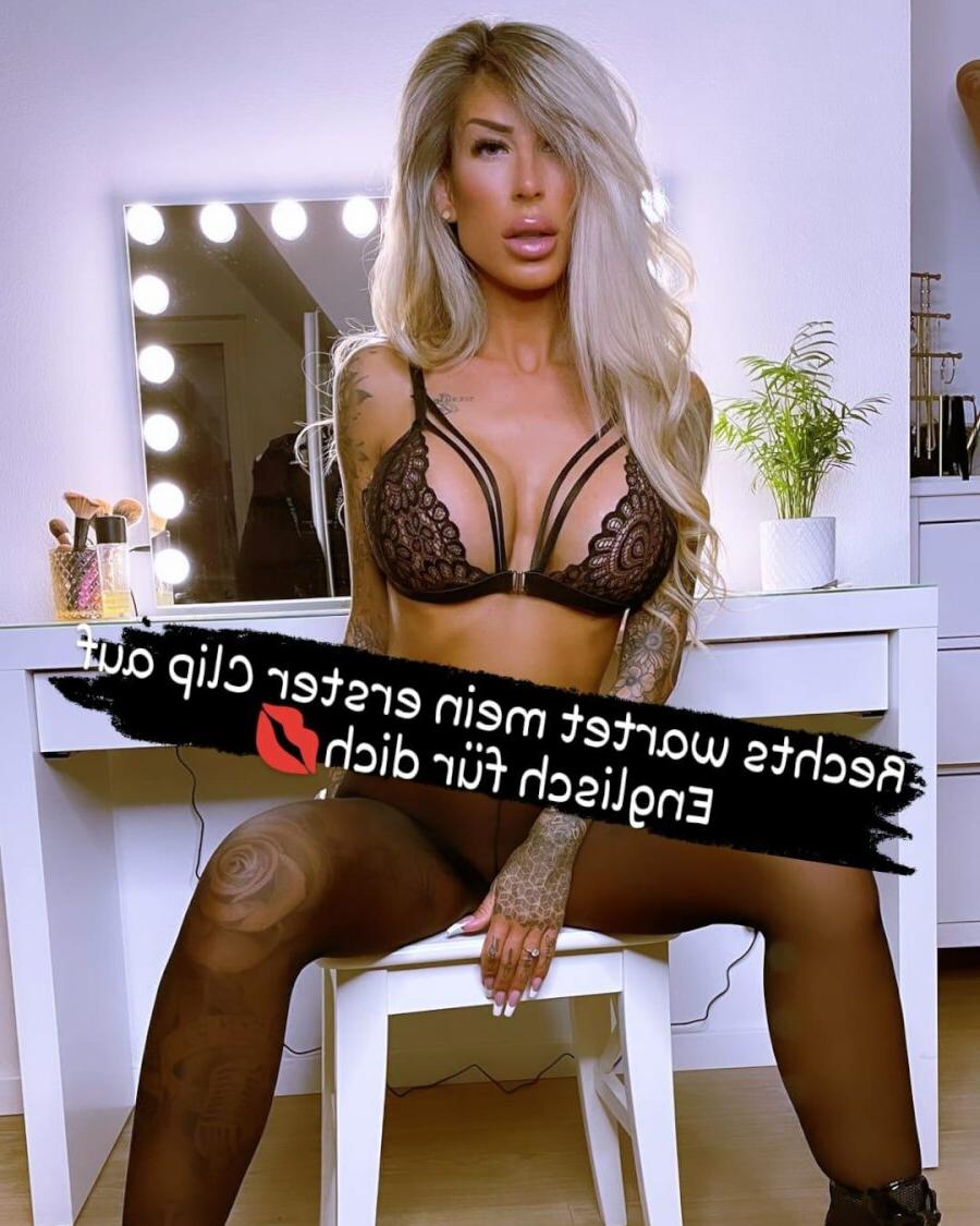 16P Impresionante nena delgada con tatuajes posa en atractiva lencería de encaje