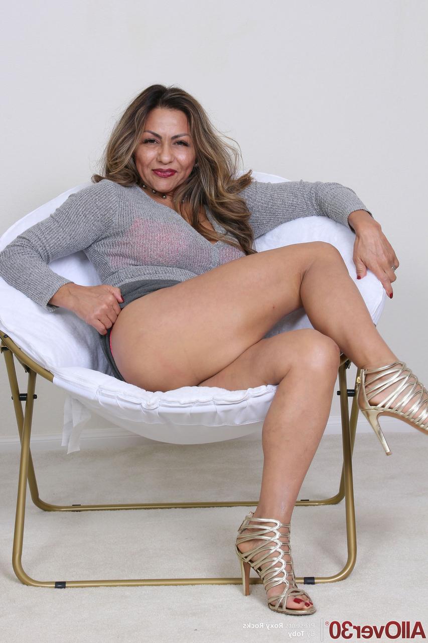 20P A beleza madura Roxy Rocks se despe e expõe seus peitos e buceta
