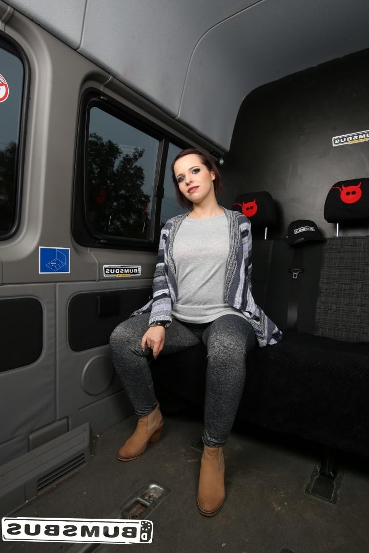17P Die vollbusige Brünette Pina Deluxe zieht sich im Bus aus und spreizt ihre fleischigen Schenkel