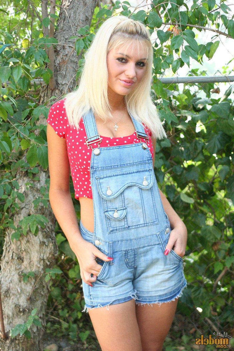 16P La rubia amateur Nikita se abre el coño con los dedos después de desnudarse en un jardín