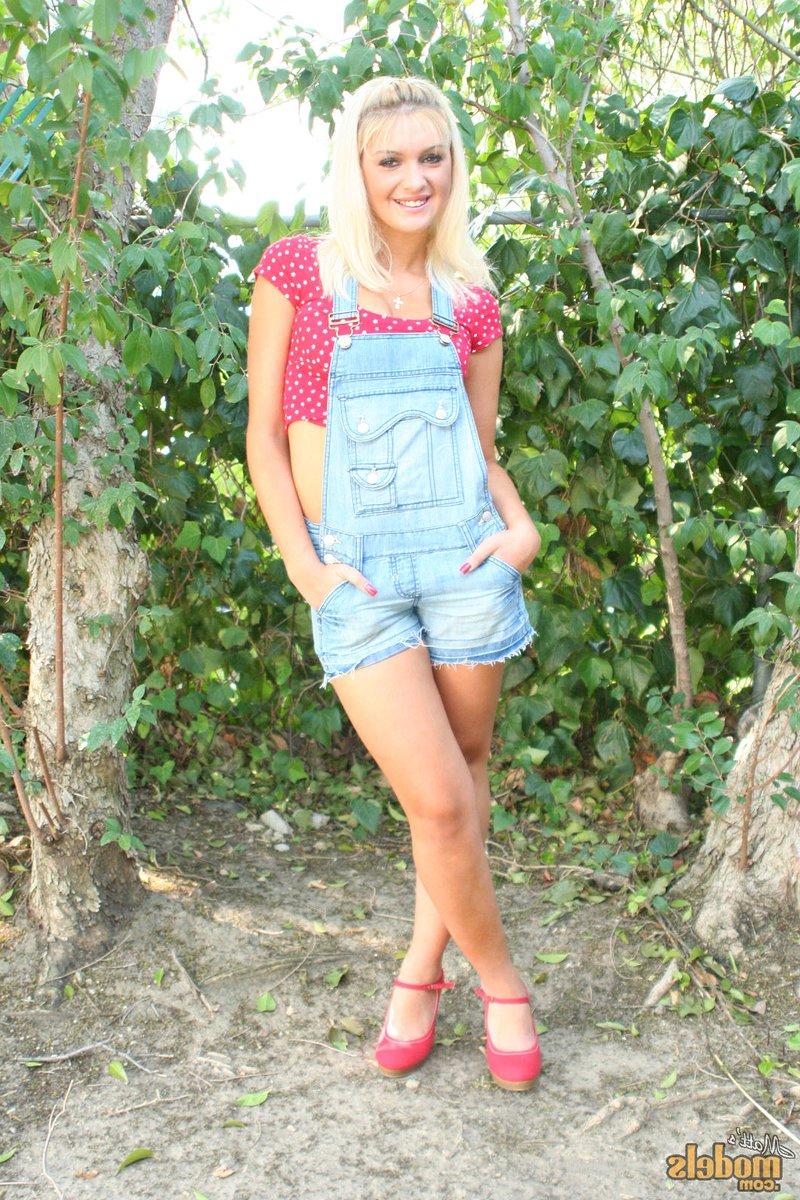 16P La rubia amateur Nikita se abre el coño con los dedos después de desnudarse en un jardín