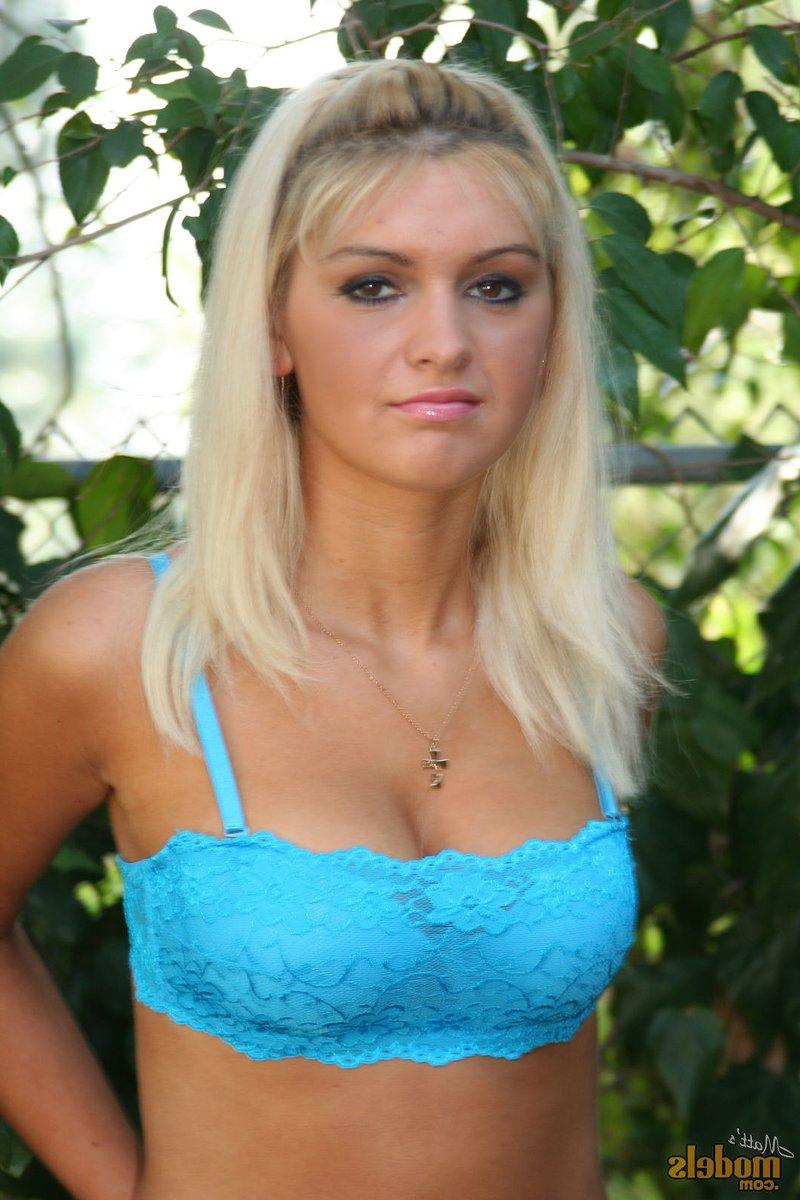 16P La rubia amateur Nikita se abre el coño con los dedos después de desnudarse en un jardín