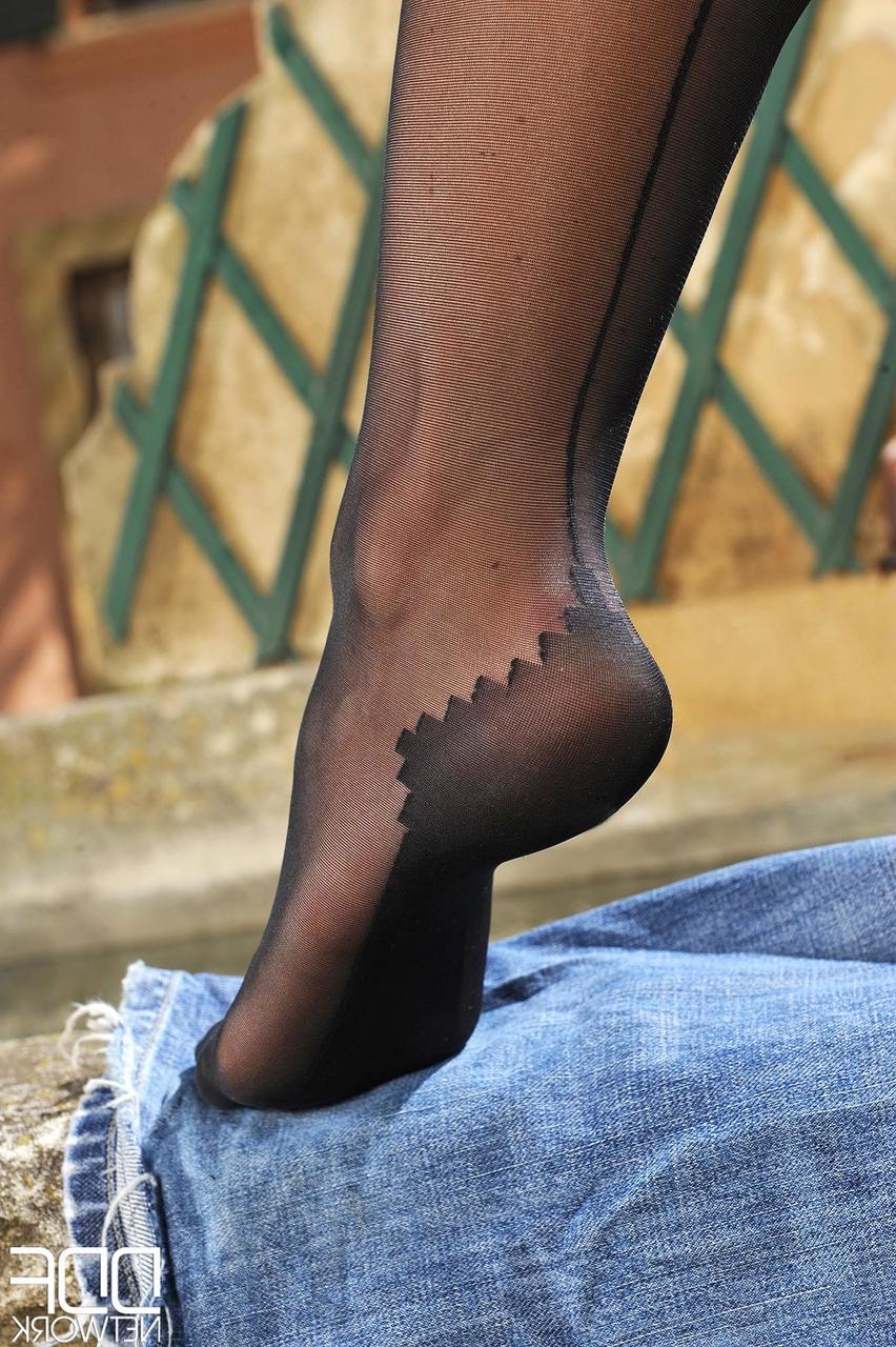 20P A sexy Nikita Valentin mostra seus peitos grandes e tira a calça jeans para posar ao ar livre