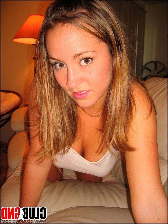 12P La douce jeune Mandy caresse ses gros seins de manière sûre pour le travail.