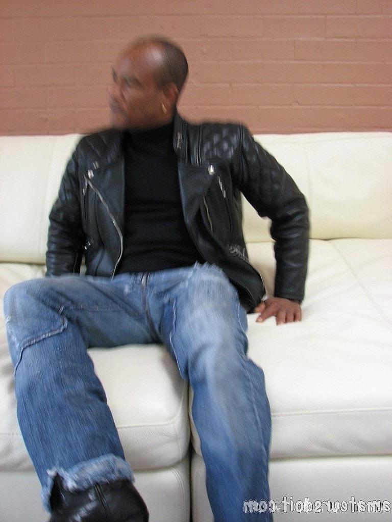 20P O fisiculturista negro Hank Hung mostra seu pau sem cortes e se masturba no chuveiro