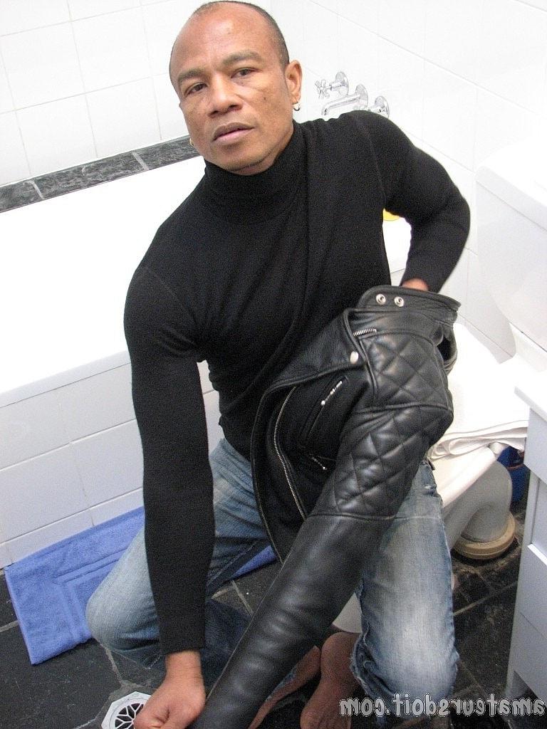20P O fisiculturista negro Hank Hung mostra seu pau sem cortes e se masturba no chuveiro