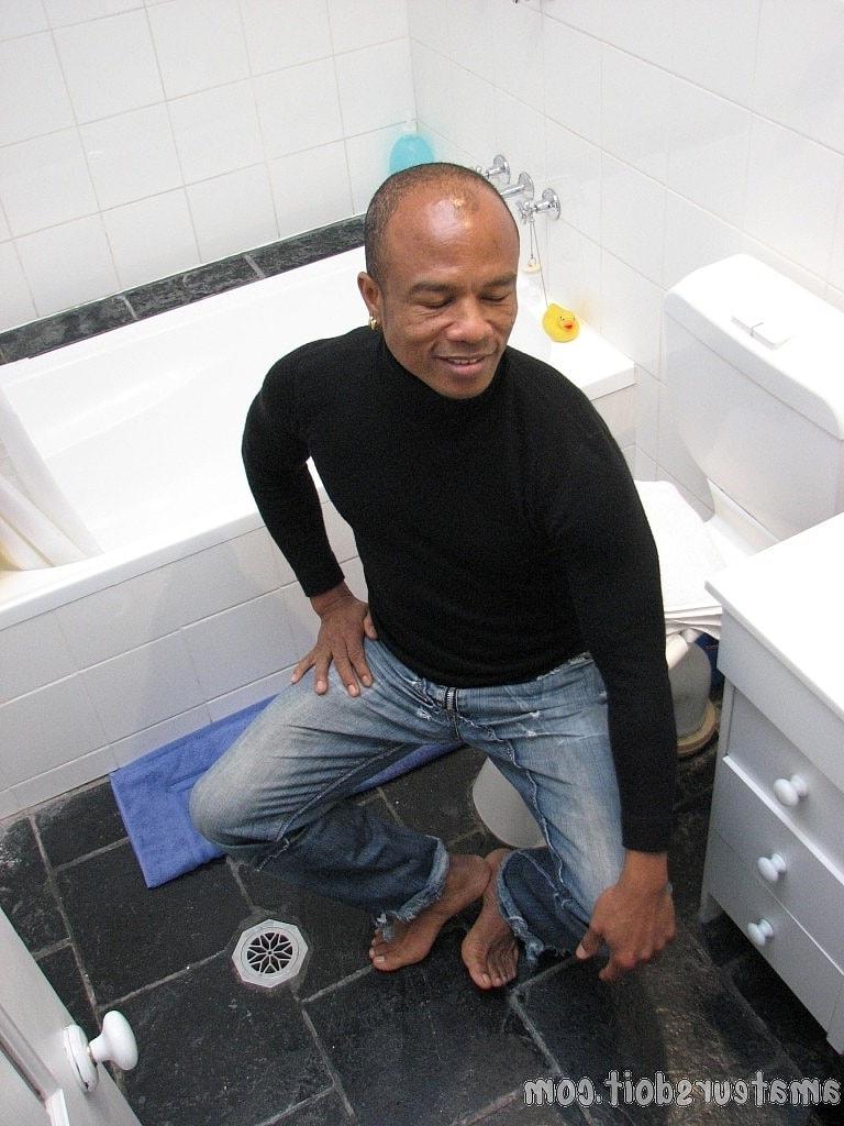 20P O fisiculturista negro Hank Hung mostra seu pau sem cortes e se masturba no chuveiro